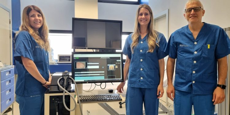 De izquierda a derecha la Dra. Azahara Agudo, la Dra. Cati Torres y el jefe de Dermatología, el Dr. Andrés Palacios