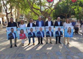 Todos los candidatos y la candidata del PP a las elecciones en Ibiza posan con los carteles en el arranque de la campaña electoral.