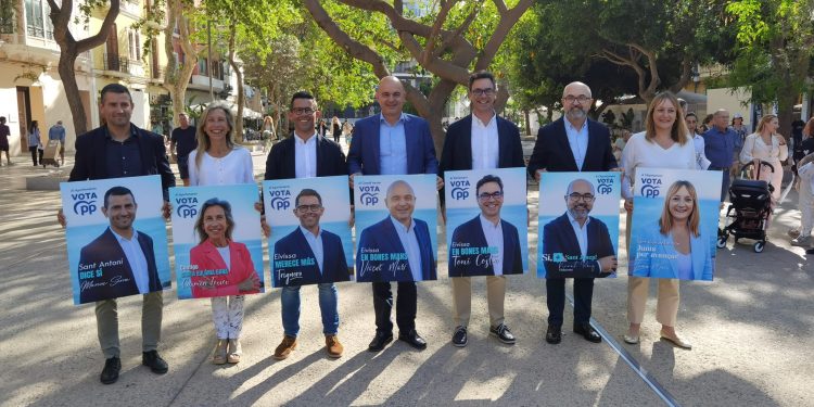 Todos los candidatos y la candidata del PP a las elecciones en Ibiza posan con los carteles en el arranque de la campaña electoral.