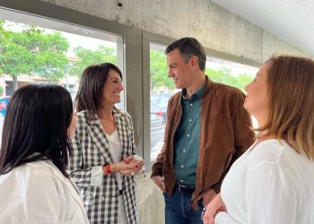 Ana Juan conversa con Pedro Sanchez en presencia de Armengol.