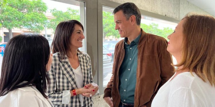 Ana Juan conversa con Pedro Sanchez en presencia de Armengol.