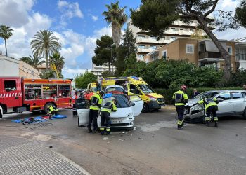 Un coche se ha saltado el ceda y ha impactado contra el vehículo de las turistas. Foto Bomberos parque insular de Ibiza.