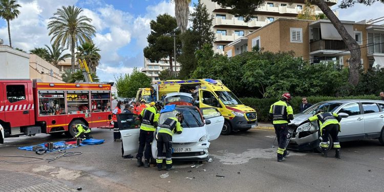 Un coche se ha saltado el ceda y ha impactado contra el vehículo de las turistas. Foto Bomberos parque insular de Ibiza.