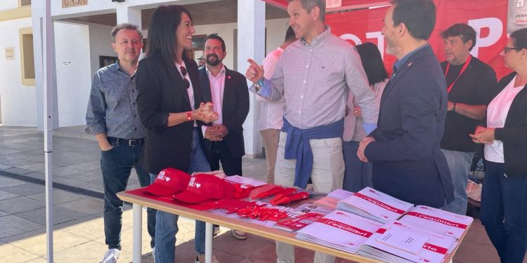 El ministro de Sanidad, José Miñones, en el centro, junto a Ana Juan y Antonio Sanz.