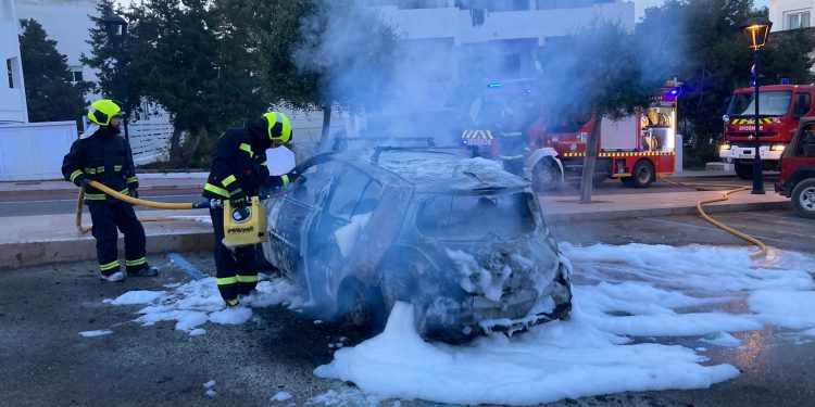 Imagen de la labor de los bomberos de Formentera apagando las llamas en el coche.