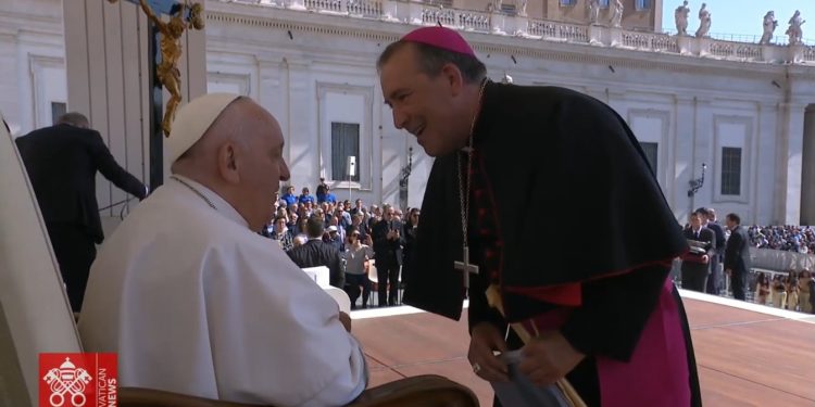 El obispo de Ibiza saluda al Papa Francisco