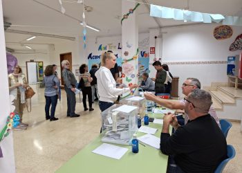Gente votando en el CEIP Sant Jordi esta tarde, una vez que ha amainado la lluvia.