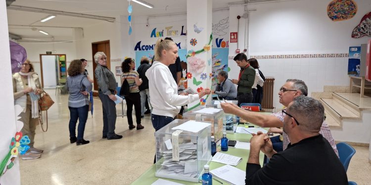 Gente votando en el CEIP Sant Jordi esta tarde, una vez que ha amainado la lluvia.