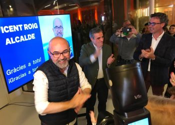 Vicent Roig, candidato de Sant Josep por el PP, recibido entre vítores y aplausos.