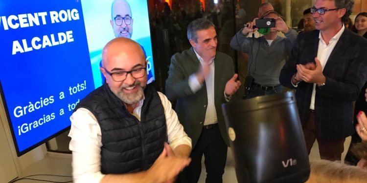 Vicent Roig, candidato de Sant Josep por el PP, recibido entre vítores y aplausos.