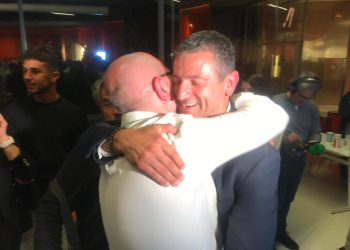 Vicent Roig felicita a Marcos Serra.