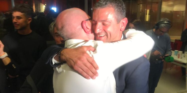 Vicent Roig felicita a Marcos Serra.