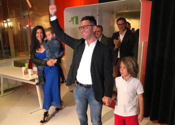 Rafa Triguero entra con su familia a la sede de la noche electoral