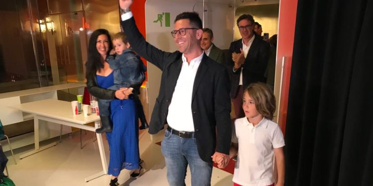 Rafa Triguero entra con su familia a la sede de la noche electoral