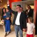 Rafa Triguero entra con su familia a la sede de la noche electoral