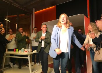 Tania Marí entrando en la sede de la noche electoral del PP en Jesús.