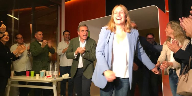 Tania Marí entrando en la sede de la noche electoral del PP en Jesús.
