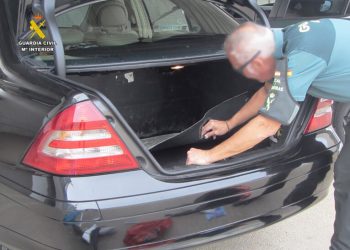 Un agente de la Guardia Civil de Alicante inspecciona el vehículo. Imágenes de la Guardia Civil de Alicante