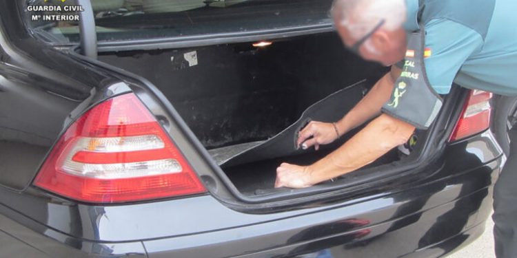 Un agente de la Guardia Civil de Alicante inspecciona el vehículo. Imágenes de la Guardia Civil de Alicante