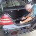 Un agente de la Guardia Civil de Alicante inspecciona el vehículo. Imágenes de la Guardia Civil de Alicante