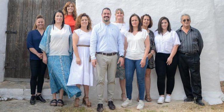 Una imagen de los candidatos y candidatas de la Agrupació d'Electors de Sant Joan capitaneada por Santi Marí.