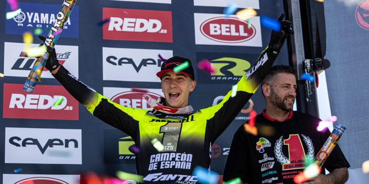 Elías Escandell en el podio