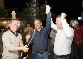 José M. Alcaraz, Llorenç Córdoba y Javi Serra, celebrando la victoria electoral. Imagen Josep Maria Romero.