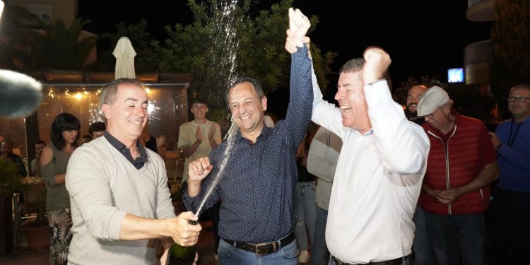José M. Alcaraz, Llorenç Córdoba y Javi Serra, celebrando la victoria electoral. Imagen Josep Maria Romero.