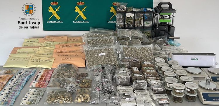 Droga incautada en la operación en Sant Jordi. Foto Guardia Civil