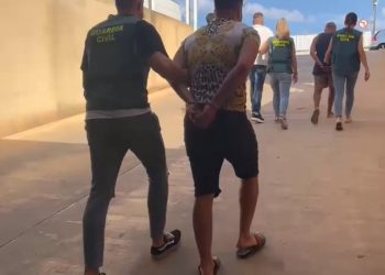 Personas detenidas en Ibiza por el robo de relojes de alta gama. Fotos Guardia Civil