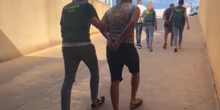 Personas detenidas en Ibiza por el robo de relojes de alta gama. Fotos Guardia Civil