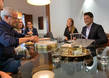 En la reunión entre Govern y Ryanair no han faltado las ensaimadas que han llevado los pasteleros.