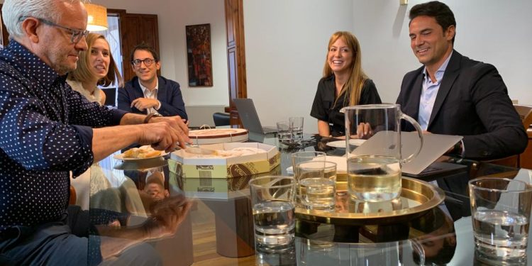 En la reunión entre Govern y Ryanair no han faltado las ensaimadas que han llevado los pasteleros.