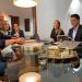 En la reunión entre Govern y Ryanair no han faltado las ensaimadas que han llevado los pasteleros.