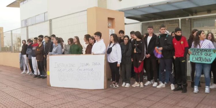 Alumnado del IES Xarc manifestándose el año pasado para exigir mejoras en el centro.