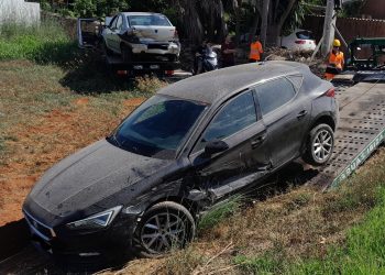 Los operarios de Grúas Ibiza retirar los vehículos accidentados.