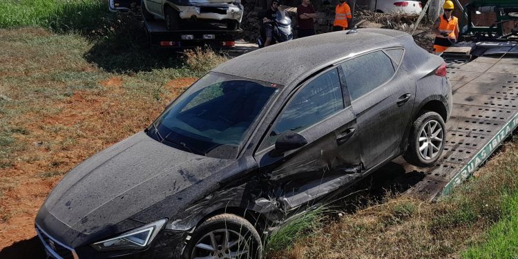 Los operarios de Grúas Ibiza retirar los vehículos accidentados.