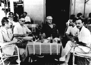 Antonio Ruiz, segundo por la derecha, en un encuentro con artistas. Foto: Enciclopèdia d'Eivissa i Formentera