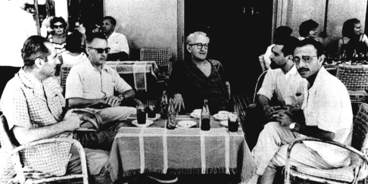 Antonio Ruiz, segundo por la derecha, en un encuentro con artistas. Foto: Enciclopèdia d'Eivissa i Formentera