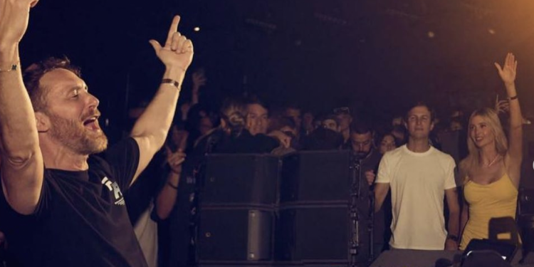 Jared Kushner e Ivanka Trump junto a David Guetta durante su actuación en Hï este verano. Instagram Ivanka Trump