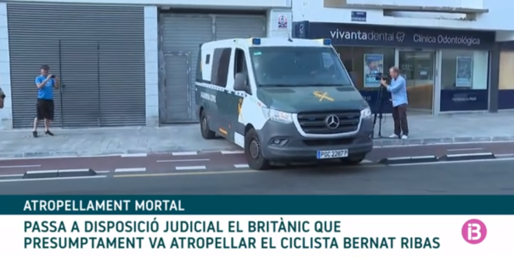 Entrada del furgón de la Guardia Civil en la sede de los juzgados esta mañana de viernes. Imagen IB3 Televisió