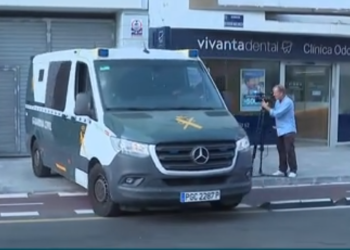 Entrada del furgón de la Guardia Civil en la sede de los juzgados.