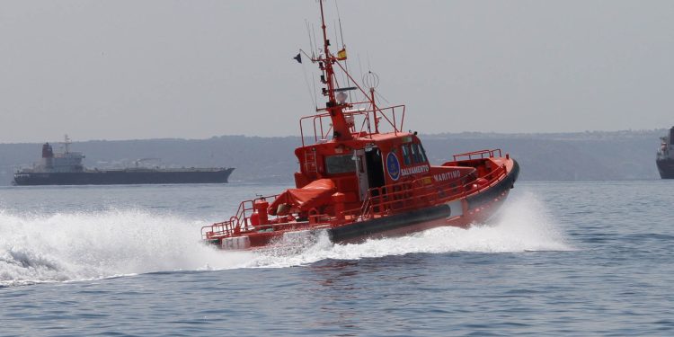 Salvamar Acrux ha acudido al rescate del velero