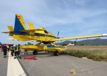 Aeronave del Ibanat accidentada en la pista del aeropuerto de Ibiza. Fotos Ibanat