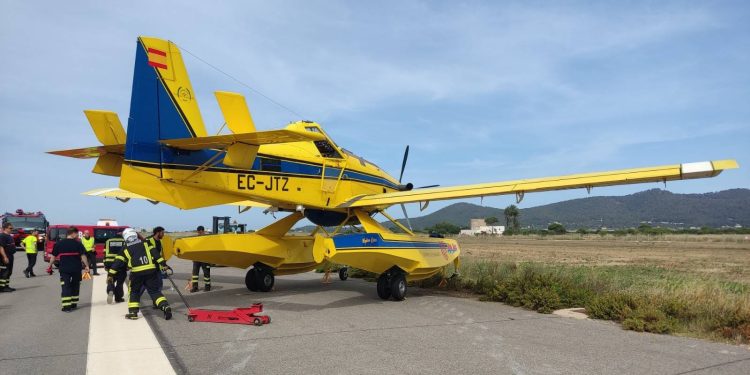 Aeronave del Ibanat accidentada en la pista del aeropuerto de Ibiza. Fotos Ibanat