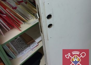 Imagen de la puerta tras el rescate. Foto Bomberos de Ibiza