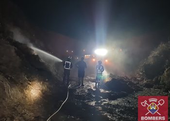 Los bomberos, actuando de noche en la planta de biomasa. Fotos Bombers d'Eivissa