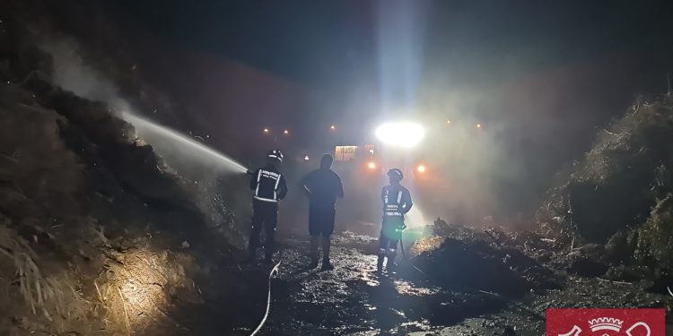 Los bomberos, actuando de noche en la planta de biomasa. Fotos Bombers d'Eivissa