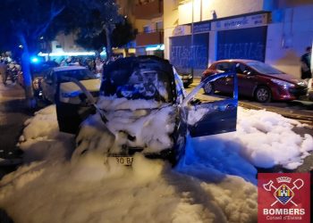 Los bomberos emplearon una buena cantidad de espuma para rematar la operación. Fotos Bombers d'Eivissa
