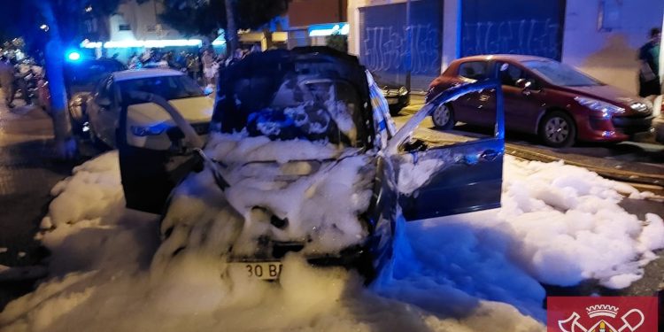 Los bomberos emplearon una buena cantidad de espuma para rematar la operación. Fotos Bombers d'Eivissa